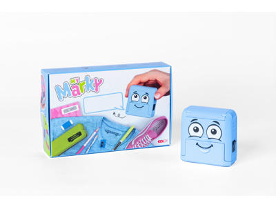 Tøjstempel Marky lyseblå stempel med en sort pude.  Og en fast tekst. Klik på en skabelon herunder, og lav din egen tekst.