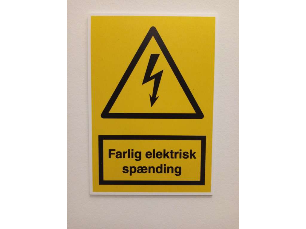Påbudsskilt Farlig Elektrisk Spænding  