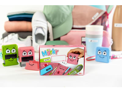 Tøjstempel Marky Pink stempel med sort pude, og en fast tekst. Klik på en skabelon herunder, og lav din egen tekst.