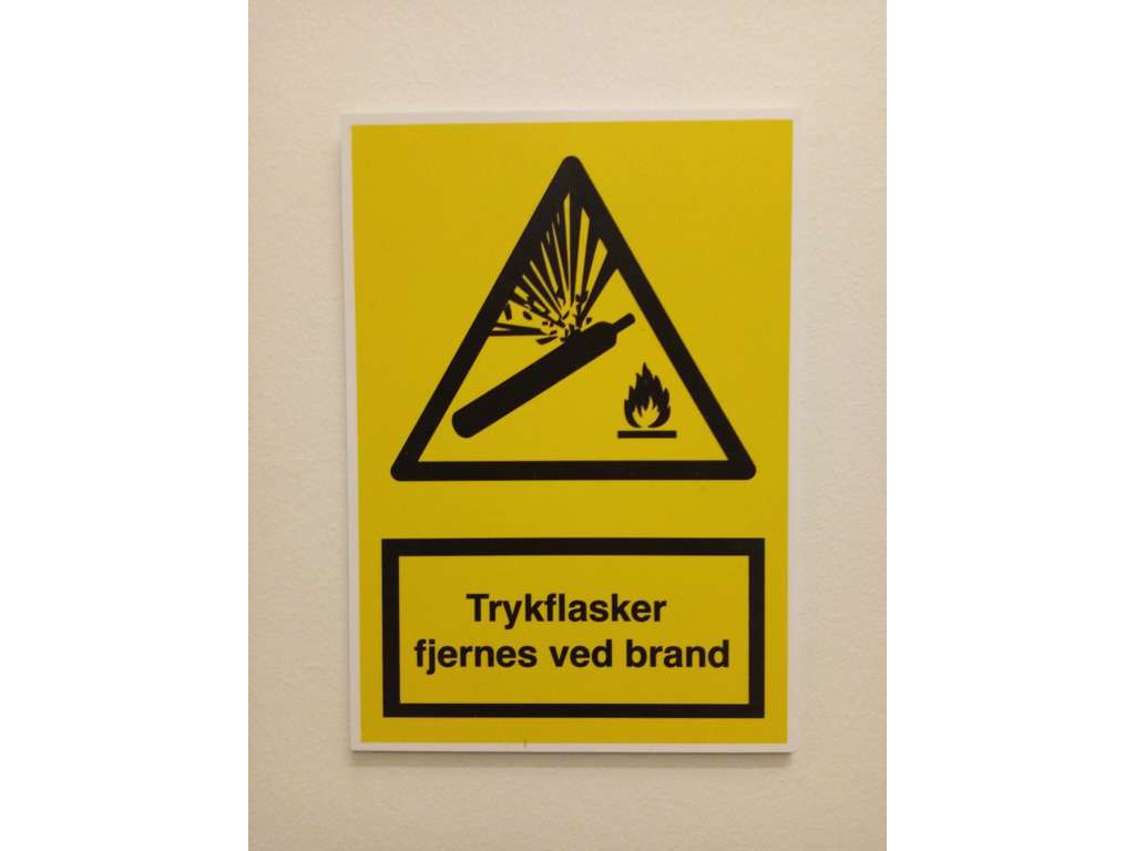 Påbudsskilt Trykflasker fjernes ved brand